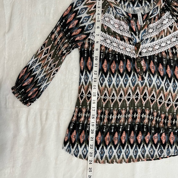 NY Collection Black and White Graphic Blouse with Mandarin Collar - Picture 4 of 6